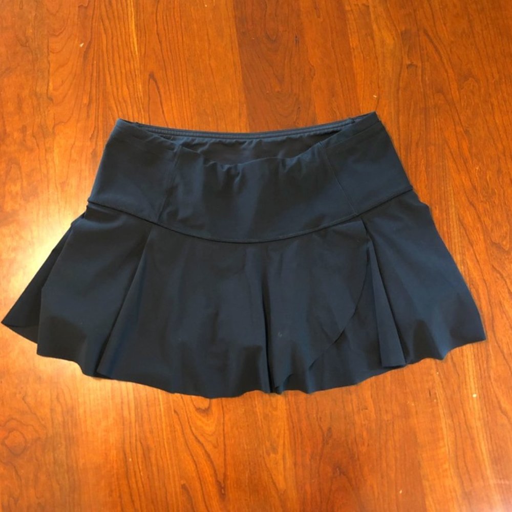 Lululemon black tennis skirt (size 6)